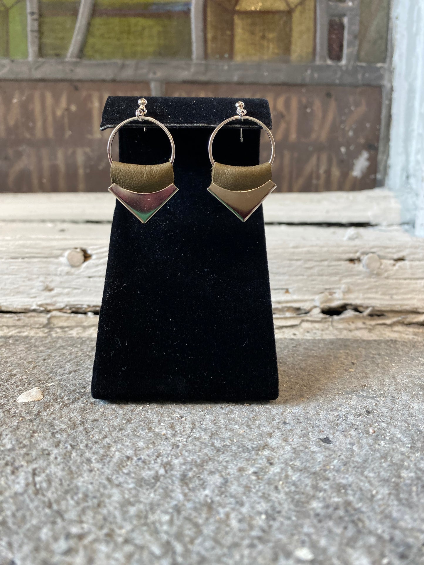 Boucles d'Oreilles MC Anneau Triangle & Cuir Kaki