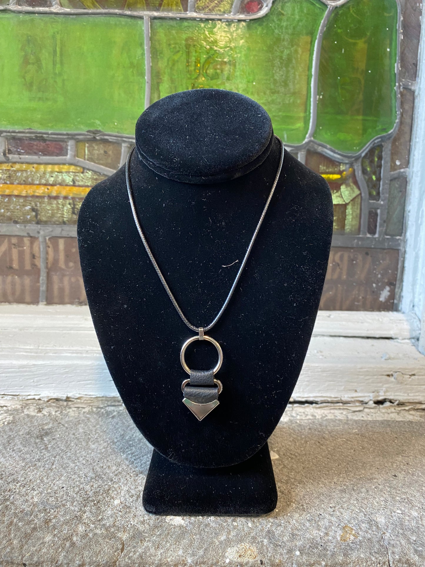 Collier Ajustable MC Anneau Triangle Cuir Noir